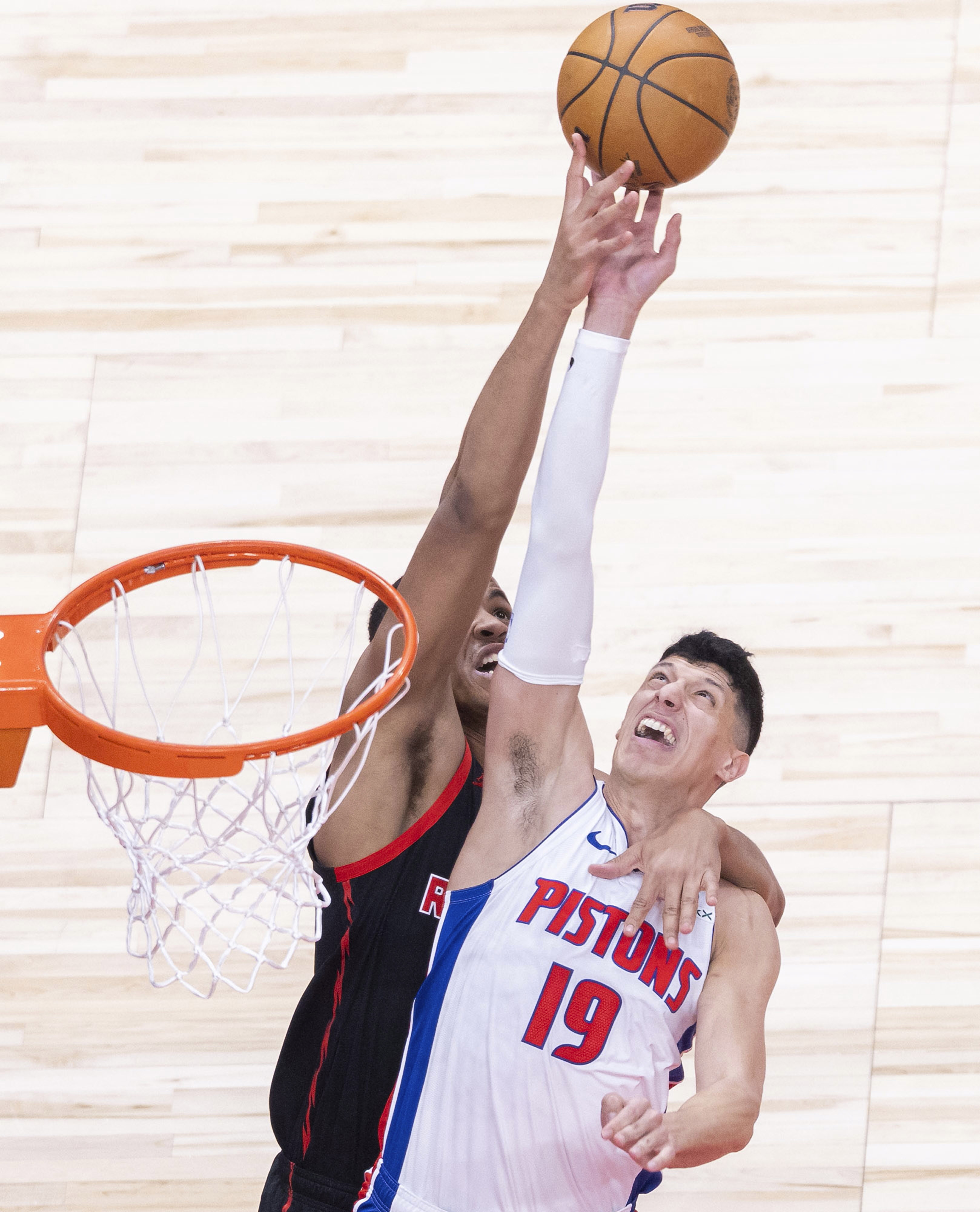 多伦多猛龙窗口期临场应变德布劳内在IG比赛中连败，现场解说直呼：清晨深圳男篮备战国王杯的简单介绍