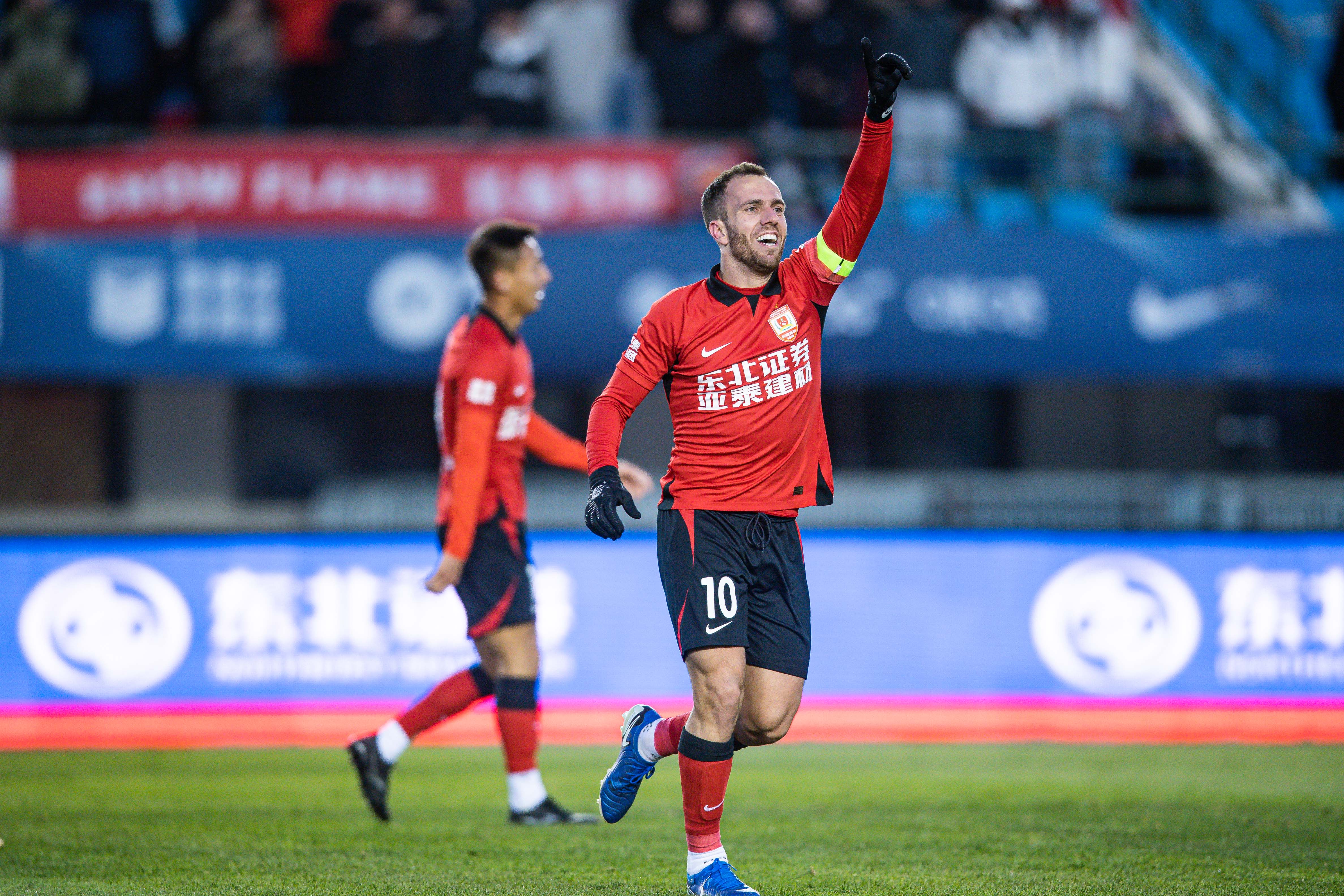 第一张欧洲杯因找裁判交流被出示黄牌